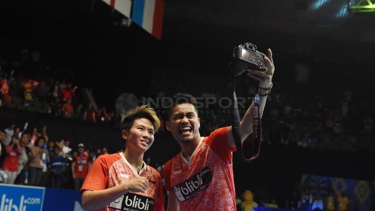Tontowi Ahmad/Liliyana Natsir selfie bareng setelah berhasil menjadi juara Indonesia Open 2017. Copyright: &copy; Herry Ibrahim/Indosport.com