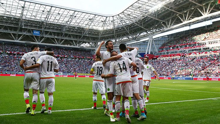 Pemain Meksiko merayakan gol Javier Hernandez. Copyright: © Getty Images