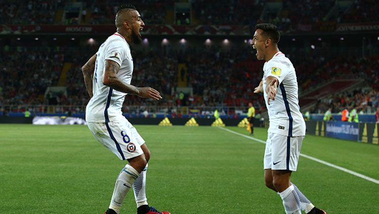 Arturo Vidal melakukan selebrasi dengan Alexis Sanchez. Copyright: © Getty Images