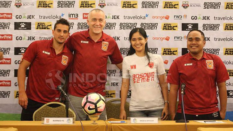 Konferensi pers pelatih Borneo FC, Dragan Djukanovic, jelang hadapi PSM Makassar. Copyright: © Muhammad Nur Basri/INDOSPORT