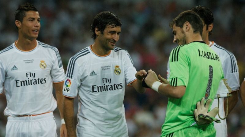 Casillas (kanan) dan Raul Gonzalez (tengah) dalam pertandingan amal di tahun 2013. Copyright: © getty images