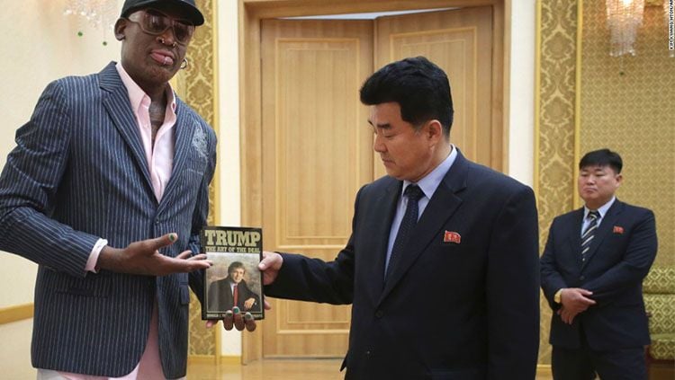 Dennis Rodman menunjukkan hadiah yang ia berikan untuk Kim Jong-un. Copyright: © AP Photo/Kim Kwang-hyon