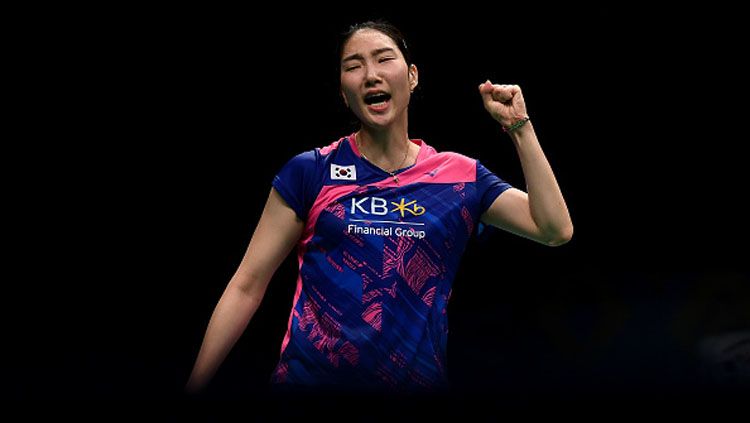 Tunggal putri bulutangkis asal Amerika Serikat, Beiwen Zhang, nyaris terseret arus para demonstran sebelum hadapi Ruselli Hartawan di Hong Kong Open 2019. Copyright: © Getty Images