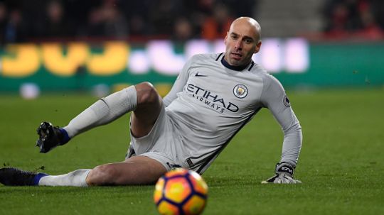 Willy Caballero, segera tinggalkan klubnya Man City untuk bergabung dengan Chelsea. Copyright: © getty images