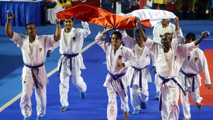 Timnas Karate Indonesia saat juara umum World Junior Championships 2015. Copyright: © kabarbuton.com