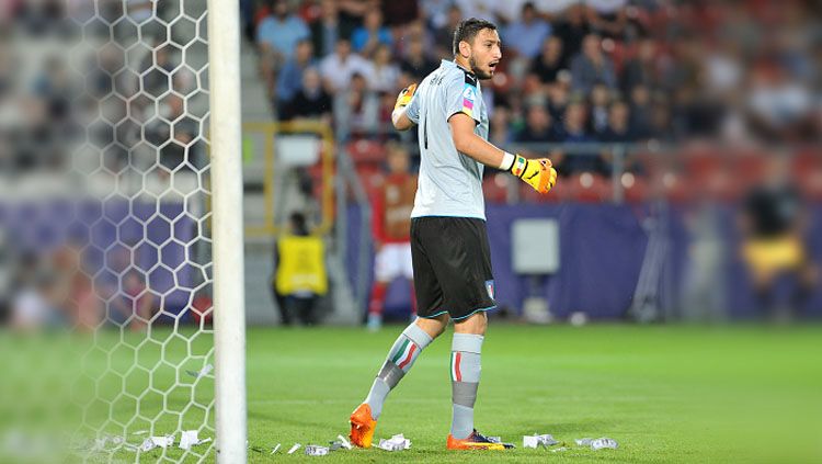 Oknum suporter melemparkan uang dollar Amerika Serikat palsu ke sekitar gawang Gianluigi Donnarumma. Copyright: © Daily Mirror