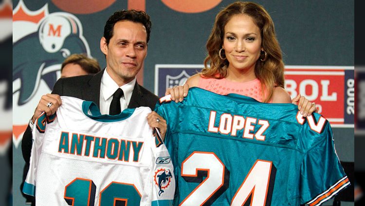 Marc Anthony dan Jennifer Lopez saat resmi sebagai salah satu pemilik Miami Dolphins. Copyright: © getty images