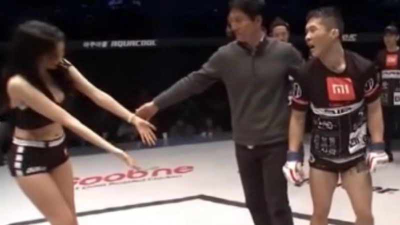 Park Dae-sung menolak untuk berfoto bersama seorang ring girl. Copyright: © nextshark.com