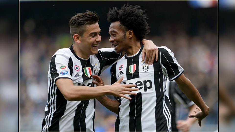 Dua bintang Juventus, Paulo Dybala (kiri) dan Juan Cuadrado. Copyright: © INDOSPORT/getty images