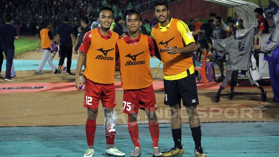 Pemain U-22 Semen Padang saat ini, (dari kiri), Adi Nugroho, Kevin Ivander, Rendy Oscario. Copyright: © Taufik Hidayat/Indosport.com