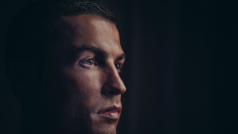 Cristiano Ronaldo ramai dibicarakan akan segera mendekati pintu keluar Santiago Bernabeu. Copyright: © 