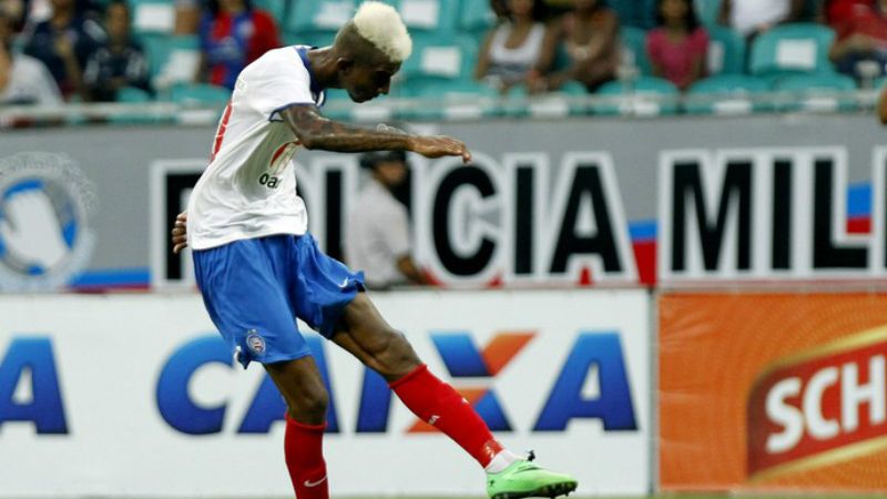 Anderson Talisca 'Si Kurus' ketika memperkuat Bahia. Copyright: © Torcidabahia