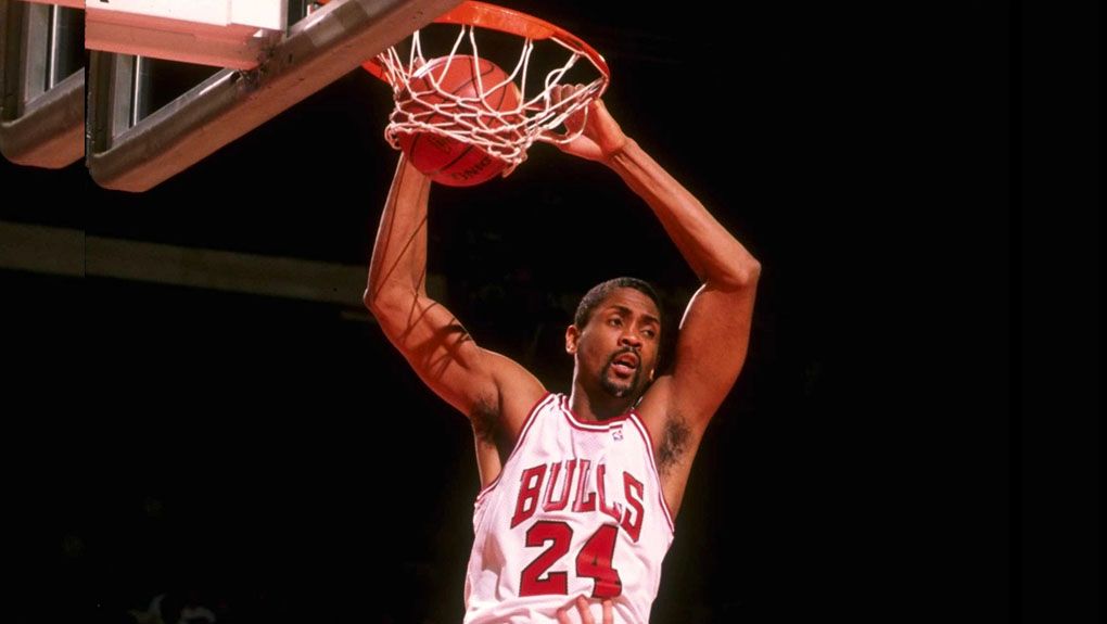 Michael Jordan pernah menghasut beberapa pemain Chicago Bulls untuk tidak memberi operan ke Bill Cartwright. Copyright: © thesportster.com