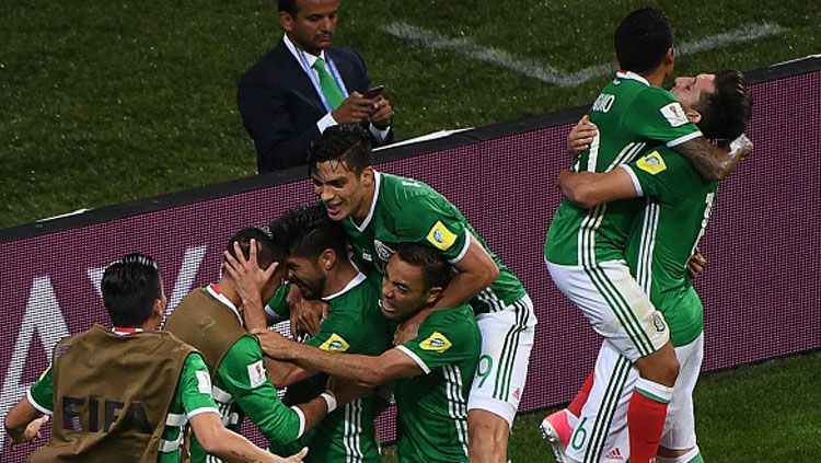 Pemain Meksiko merayakan gol Raul Jimenez. Copyright: © Getty Images