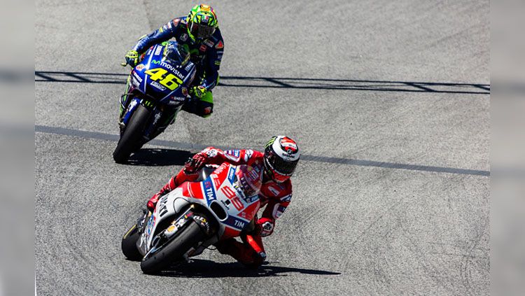 Valentino Rossi turut mengomentari rumor hengkangnya Jorge Lorenzo ke Ducati. Copyright: © getty images