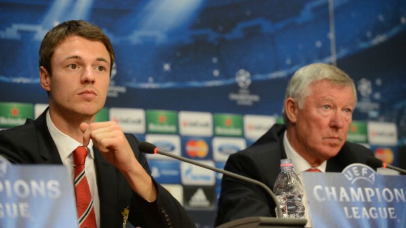 Jonny Evans dan Sir Alex Ferguson dalam konferensi pers Liga Champions. Copyright: © Getty Images