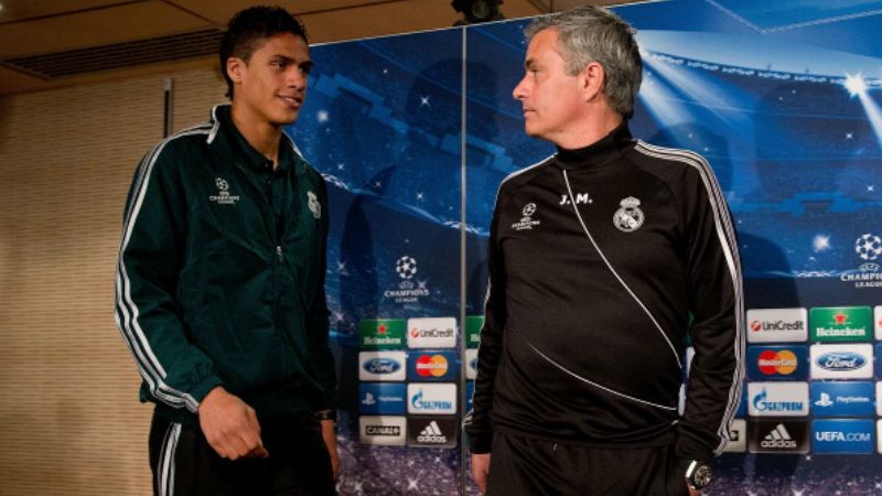 Raphael Varane dan Jose Mourinho, ketika masih melatih Real Madrid. Copyright: © Getty Images