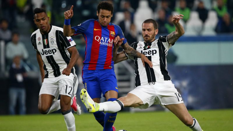 Leonardo Bonucci (kanan) dan Alex Sandro (kiri) ketika melawan Barcelona. Copyright: © Getty Images
