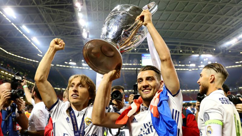 Mateo Kovacic (kanan) mengangkat trofi Liga Champions bersama dengan Luka Modric. Copyright: © getty images