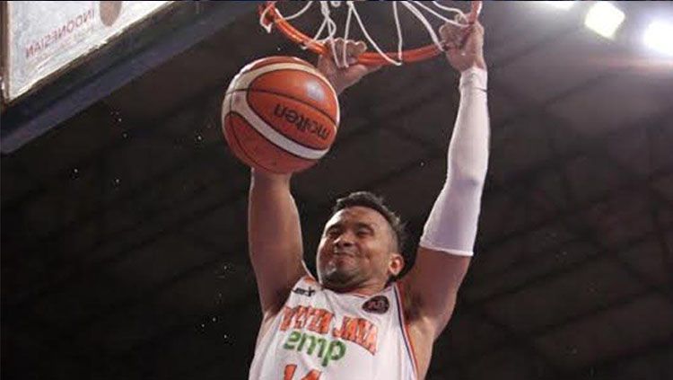 Adhi Pratama saat melakukan slam dunk. Copyright: © Dana Purba/INDOSPORT