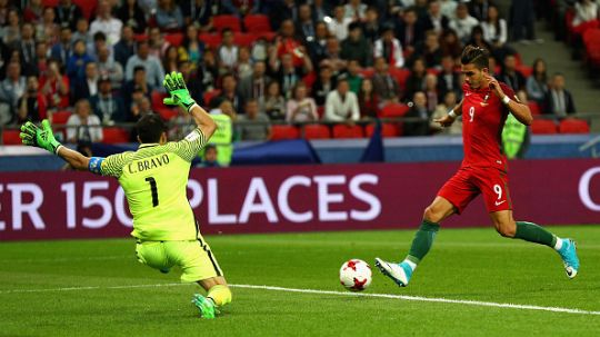 Peluang striker Portugal, Andre Silva (kanan) mampu dimentahkan oleh kiper Chile, Claudio Bravo. Copyright: © getty images