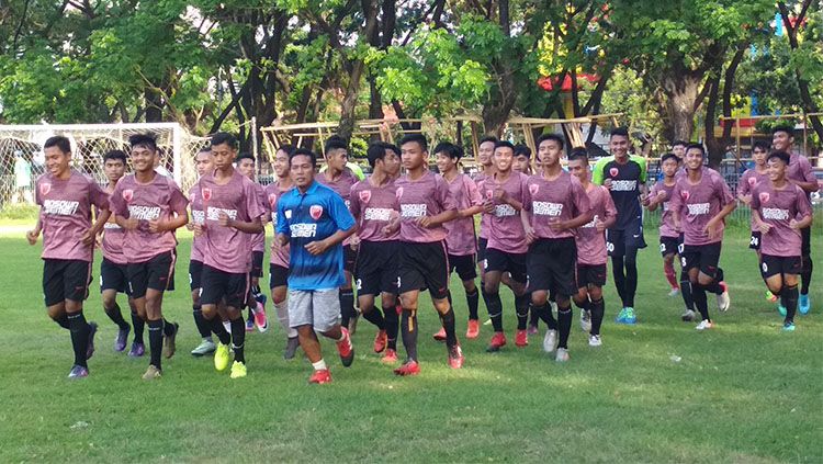 Latihan perdana para pemain PSM Makassar U-19. Copyright: © Muhammad Nur/INDOSPORT.