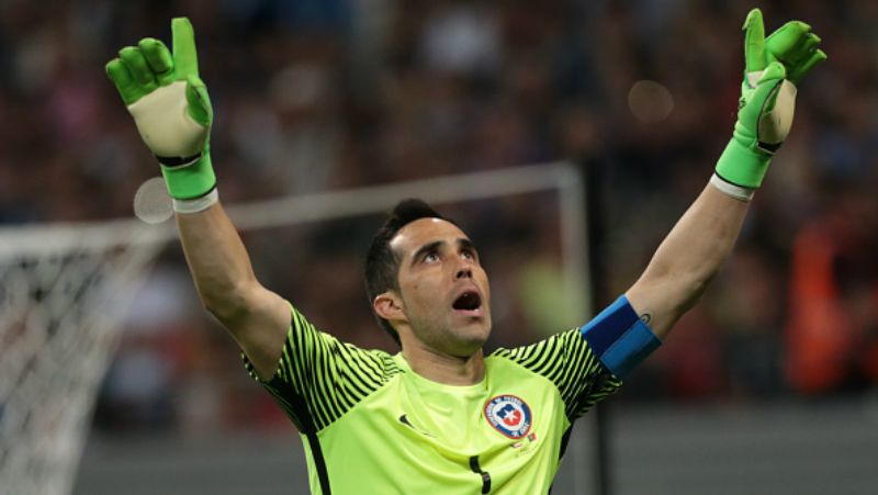 Claudio Bravo tampil heroik saat membela Timnas Chile. Copyright: © getty images