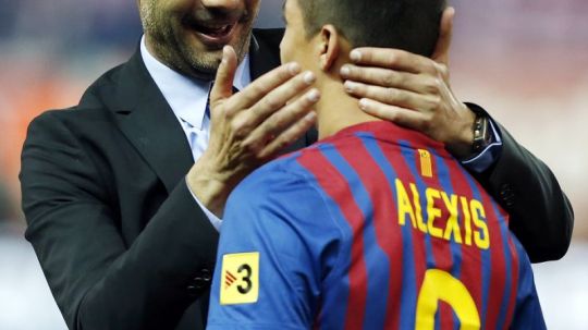 Pep Guardiola dan Alexis Sanchez saat masih sama-sama berada di Barcelona. Copyright: © Yahoo Deportes