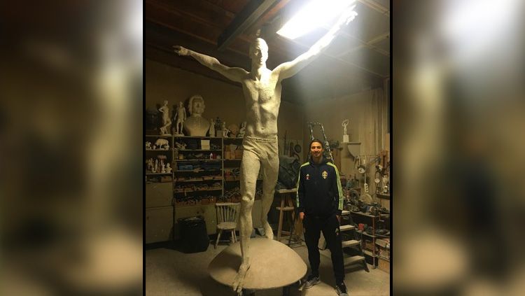 Zlatan Ibrahimovic bersama patung yang akan diciptakan untuknya. Copyright: © getty images