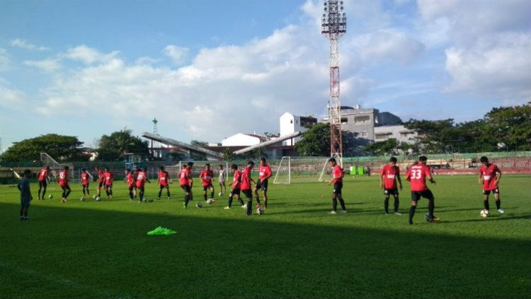 Para pemain PSM Makassar melakukan latihan di Stadion Andi Mattalatta. Copyright: © INDOSPORT/Basri