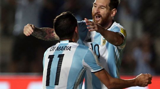 Angel Di Maria dan Lionel Messi tengah berselebrasi. Copyright: © Daniel Jayo/LatinContent/Getty Images