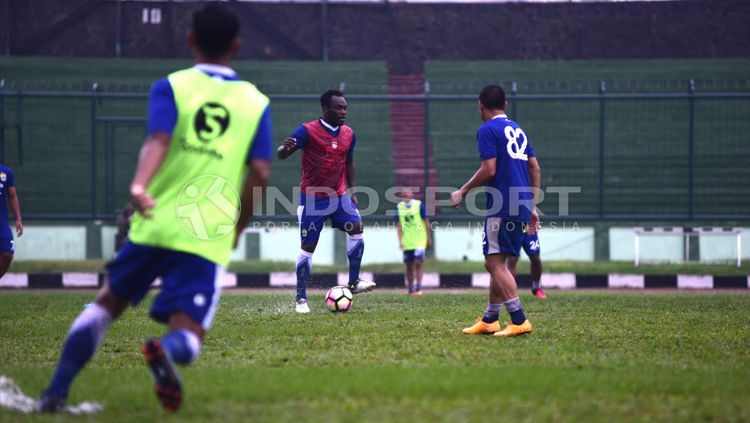 Michael Essien di latihan perdana Persib Bandung usai liburan. Copyright: © Ginanjar/INDOSPORT