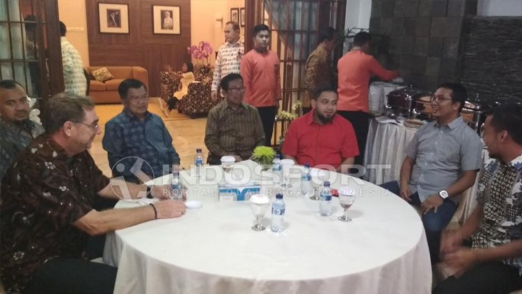 PSM Makassar bertamu ke kediaman Jusuf Kalla dalam suasana Lebaran. Copyright: &copy; Basri/INDOSPORT