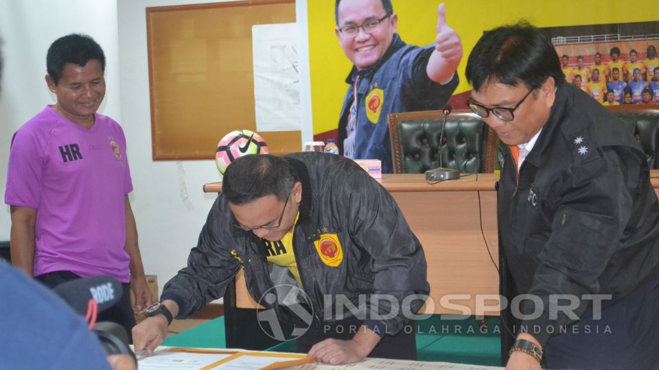 Pelatih Sriwijaya FC, Hartono Ruslan (kiri). Copyright: &copy; INDOSPORT/Muhammad Effendi