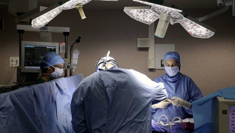 Ilustrasi seorang dokter melakukan tindakan operasi. Copyright: © JEAN-SEBASTIEN EVRARD/AFP/Getty Images