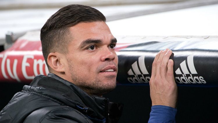 Bek Real Madrid, Pepe gagal bergabung dengan Paris Saint-Germain. Copyright: © Sonia Canada/Getty Images