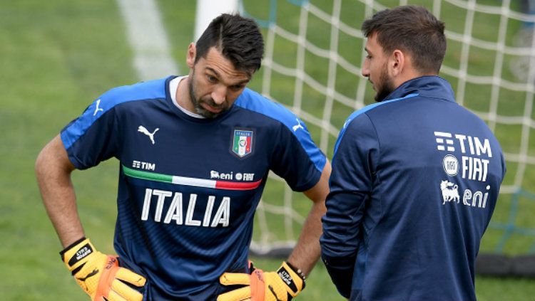 Kiper Timnas Italia, Gianluigi Buffon dan Gianluigi Donnarumma. Copyright: © Claudio Villa/Getty Images