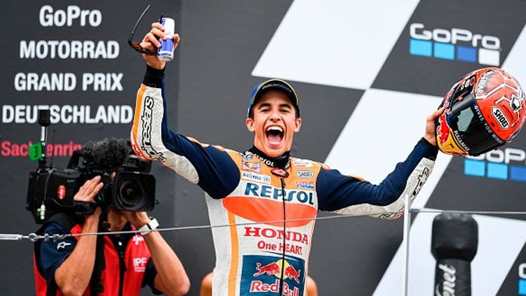 Marc Marquez tengah merayakan kemenangnya di atas podium di GP Jerman. Copyright: © INDOSPORT