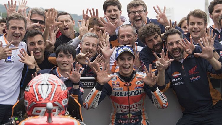Pembalap Repsol Honda, Marc Marquez merayakan kemenangan. Copyright: © Indosport.com