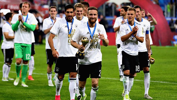 Shkodran Mustafi (depan) tengah membawa piala konfederasi 2017. Copyright: © INDOSPORT