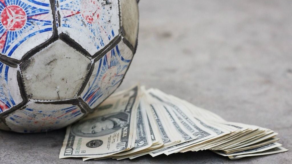 Ilustrasi Bola dan Uang. Copyright: © Birkbeck Sport Business Centre