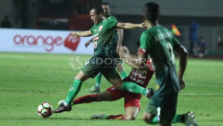PS TNI vs Arema FC. Copyright: &copy; Herry Ibrahim/Indosport.com