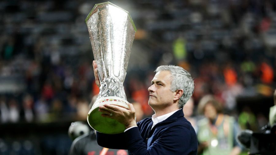 Jose Mourinho saat mengangkat trofi Liga Europa, pasca Man United mengalahkan Ajax Amsterdam. Copyright: © INDOSPORT