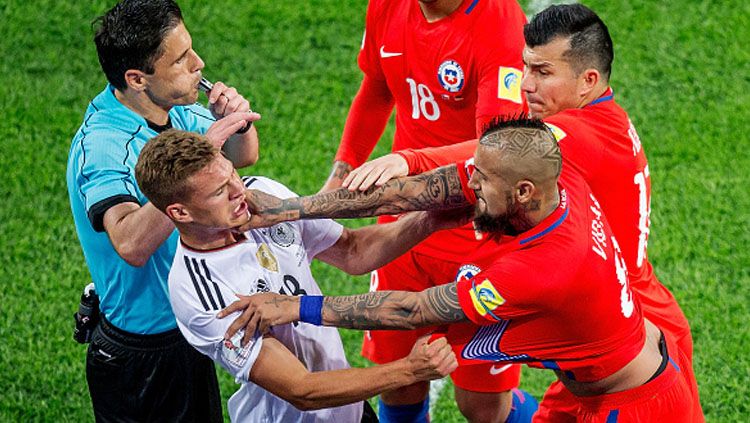 Arturo Vidal dan Joshua Kimmich saat saling dorong. Copyright: © INDOSPORT