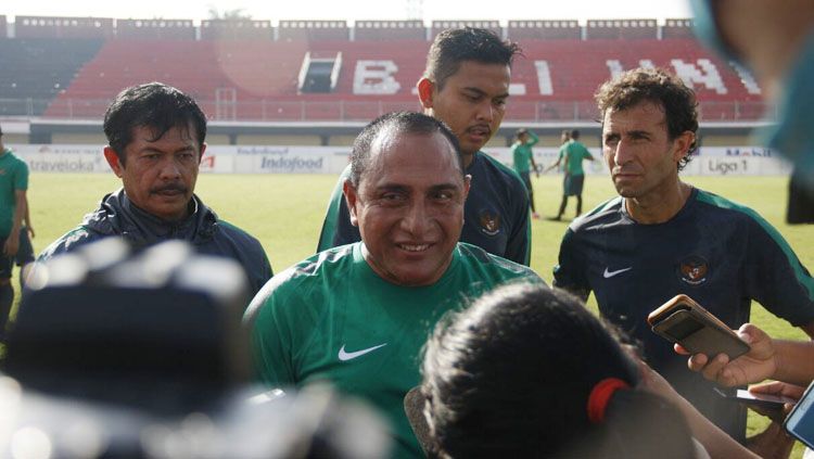 Ketua umum PSSI, Edy Rahmayadi saat memberikan komentar kepada wartawan usai ikut latihan bersama skuat timnas U-22 dan U-19. Copyright: © pssi.org