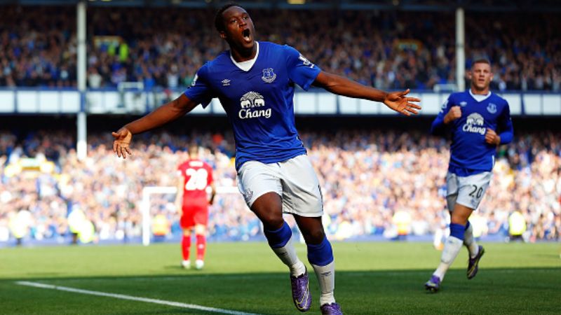 Romelu Lukaku metayakan golnya ke gawang Liverpool, 4 Oktober 2015 lalu. Copyright: &copy; INDOSPORT
