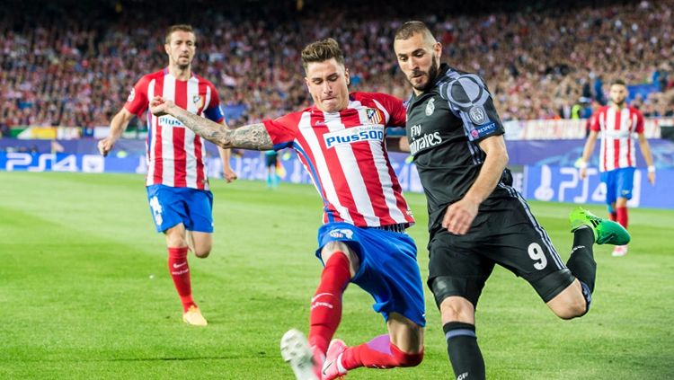 Jose Gimenez dan Karim Benzema bersua di Derby Madrid. Copyright: © INDOSPORT