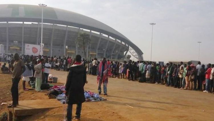 Ribuan pendukung masuk menyerbu stadion. Copyright: &copy; BBC