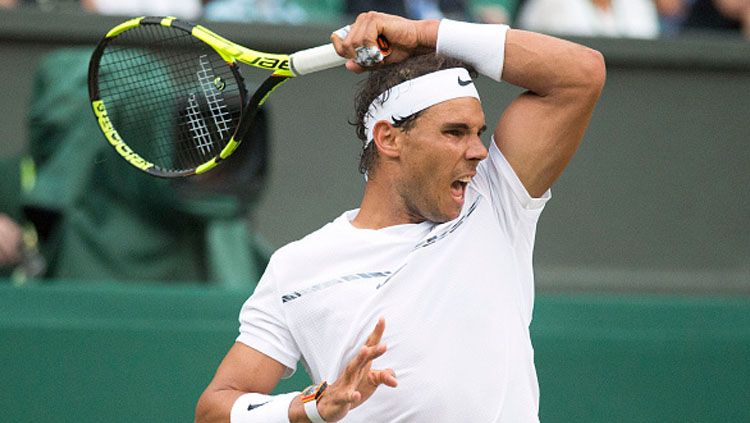 Rafael Nadal mengembalikan bola tenis. Copyright: © INDOSPORT