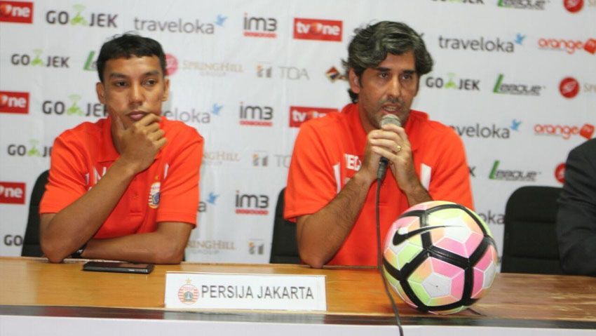 Pelatih Persija Jakarta, Stefano Cugurra Teco (kanan) dan Novri Setiawan pada sesi jumpa pers. Copyright: © liga-indonesia